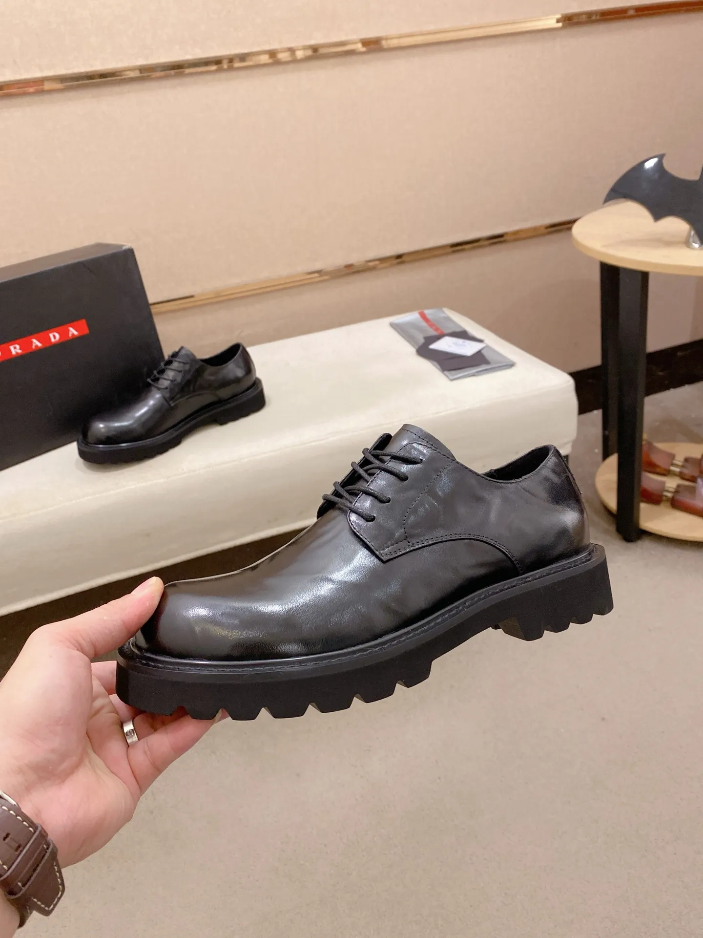 Factory price 640💰 🍁🍁High version High-quality new PRADA (Prada) counters are launched simultaneously, new men's shoes, 😘fabrics are selected from imported lacquered first-layer cowhide, and imported cowhide lining. 👍🏿 High-end ☄️ air-cushion molded anti-slip rubber outsole, exquisite lines, simple and elegant, comfortable and high-end for leisure travel. Code number: 38 to 45